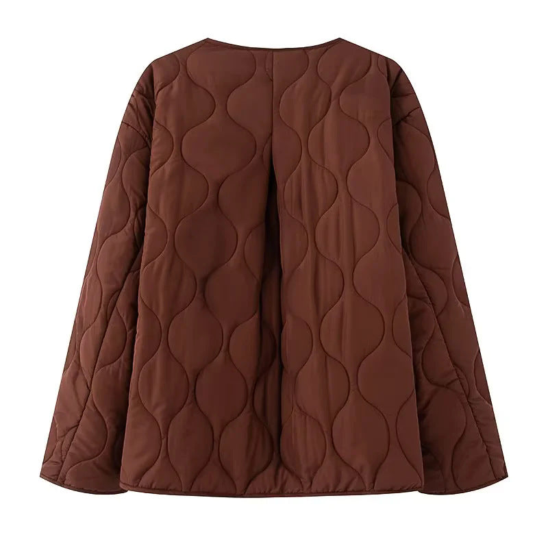 Dam quiltad övergångsjacka med organic wave quiltning, knäppning, och inserted sidofickor