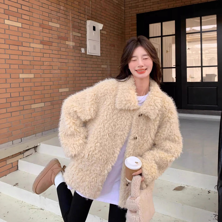 Dam kort kappa gjord teddy fleece med oversize skärning, ståkrage, och utanpåfickor