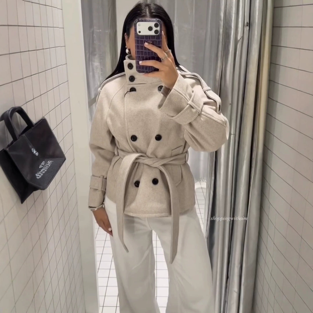 Dam Kort Blouson Trenchcoat Tillverkad av Ull Blend med Hög Stå Krage och Tie Belt
