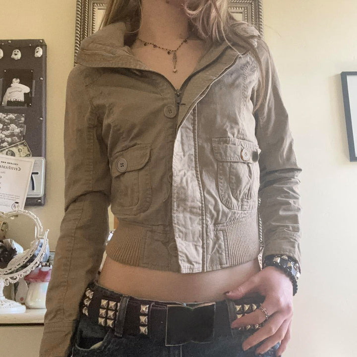 Dam kort utility blousonjacka med high ståkrage, flap fickor och elastic waistband