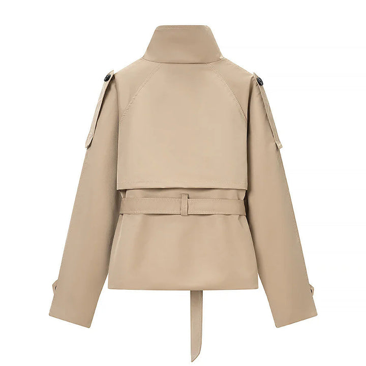 Dam kort utility trenchcoat med ståkrage, double-layered knäppning, axel flaps, och figurnära tie bälte