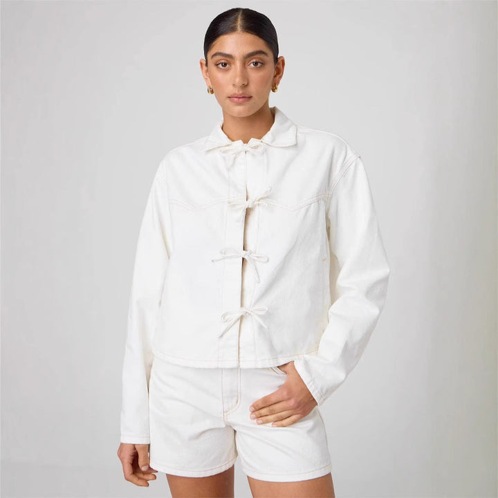 Dam kort jeansjacka med decorative knot closures, boxy silhuett och skjortkrage
