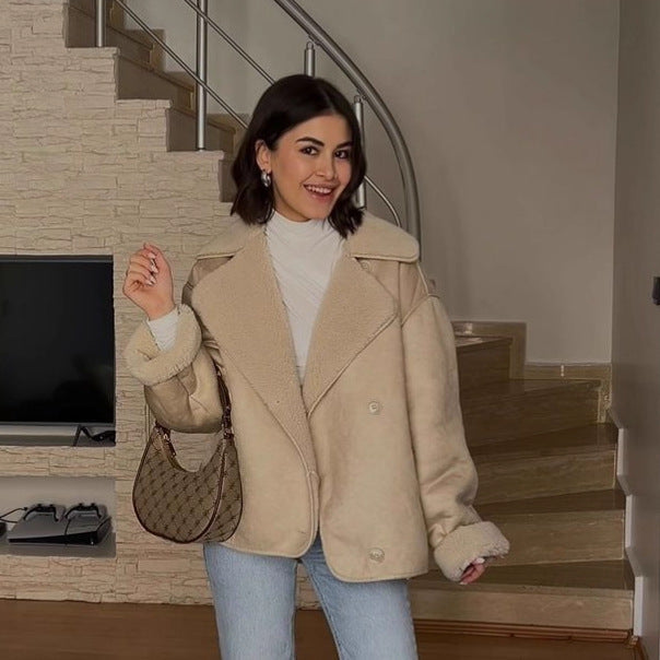 Dam kort jacka in lamb fur look med shawl krage och sido utanpåfickor