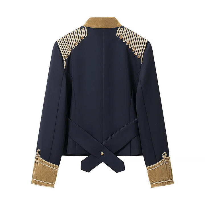 Dam military parade jacka med gold-embellished braids, ståkrage och velvet cuffs
