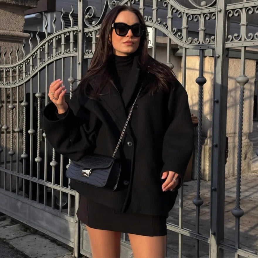 Dam kort skuren oversize ullblandning caban med vid lapels och boxy silhuett