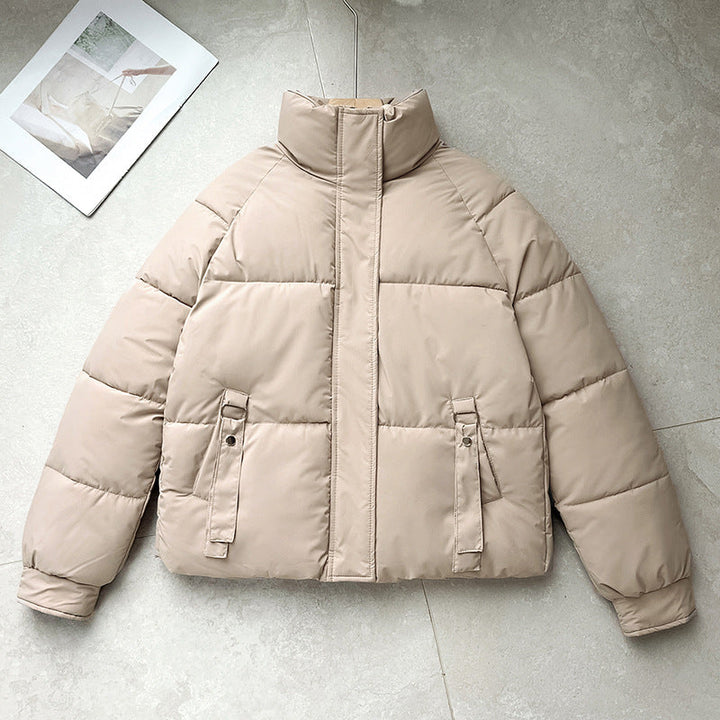 Dam kort quiltad vadderad jacka med high ståkrage, concealed front flap och D-ring pocket application