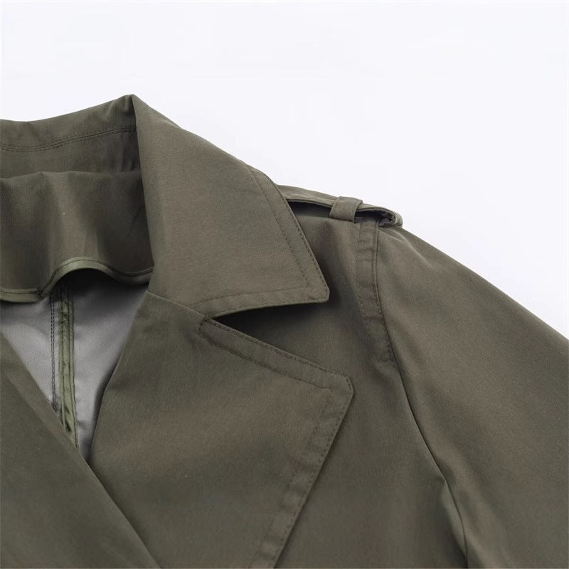 Dam kort trenchcoat med A-line silhuett, double-breasted knappslå, detachable bälte, och shoulder epaulettes