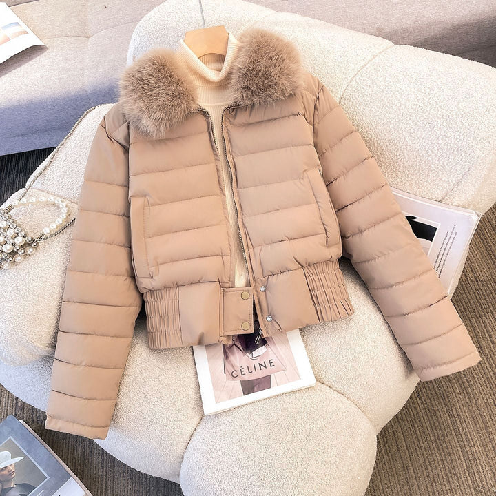 Dam kort kviltad bomber jacka med removable fur krage och figurnära ribbed waistband