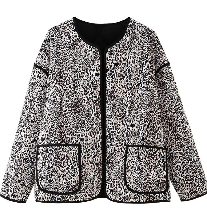 Dam Quiltad Oversize Jacka med Leopard Tryck, Round Neckline och Patch Fickor