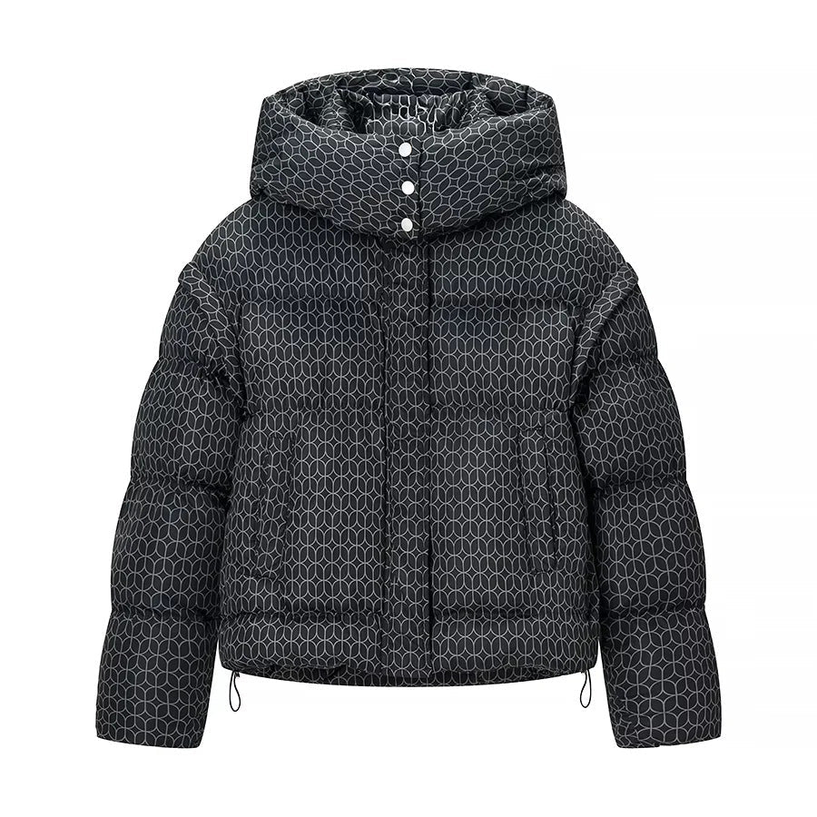 Dam kort boxy quiltad jacka med graphic quilt mönster, stor huva, concealed snap knäppning och drawstring fåll