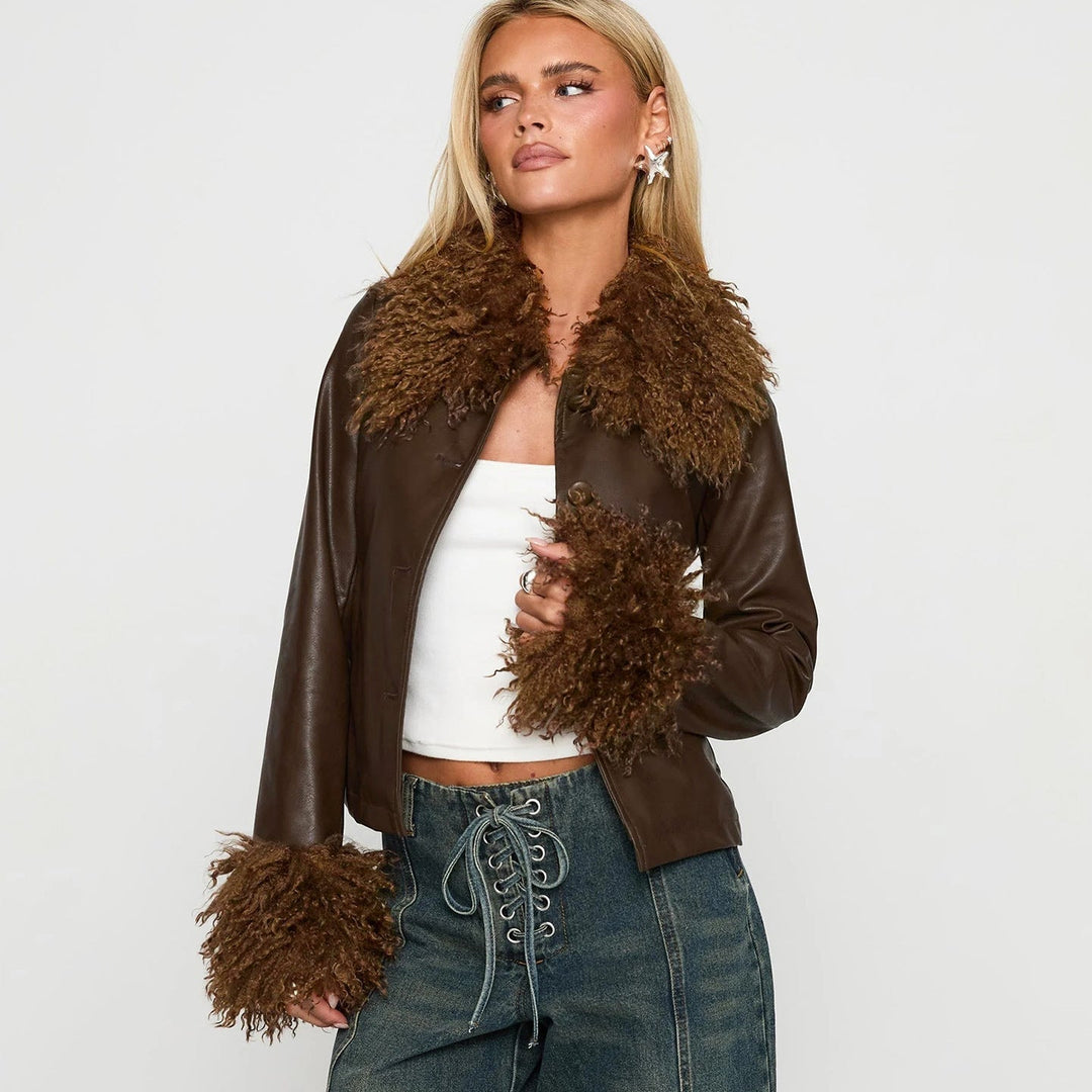 Dam kort konstläderjacka med voluminous pälskrage och fur cuffs