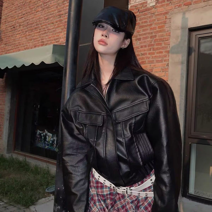 Dam kort jacka in vegan läderlook in kort utility worker stil med flap fickor