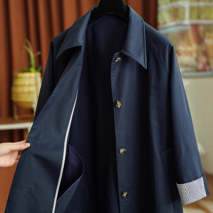 Dam elegant trenchcoat med kontrast detaljer