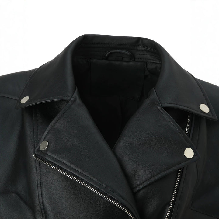 Dam figurnära bikerjacka gjord mjuk konstläder med kviltad shoulder och ärm section