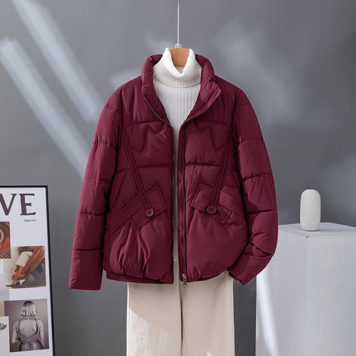 Dam kort quiltad jacka med hög krage kant, diagonally placed decorative seams och flap fickor