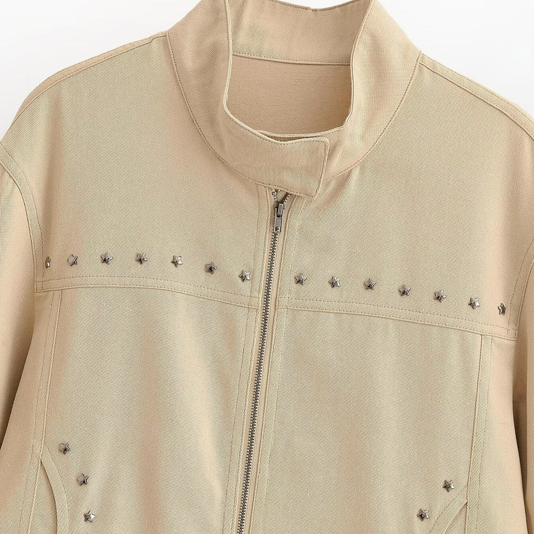 Dam Kort Jacka Tillverkad av Faux Läder med Studded Details och Stå Krage