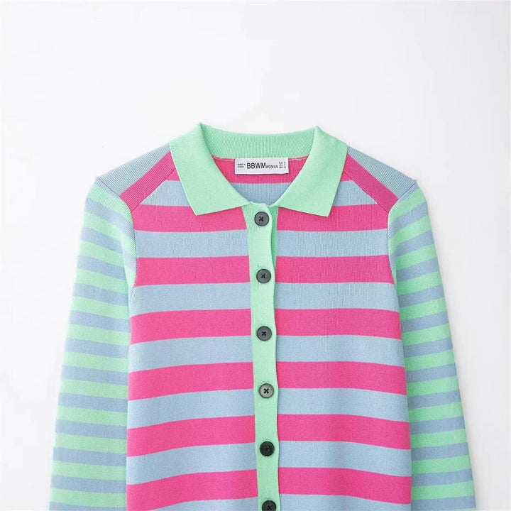 Dam Randig Kort Stickad Jacka med Polo Krage, Contrasting Knapplist och Ribbstickade Muddar