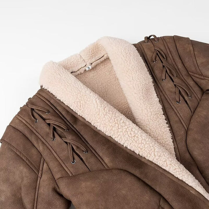 Dam kort bikerjacka i lambskin look med sjalkrage, tie bälte och decorative cords