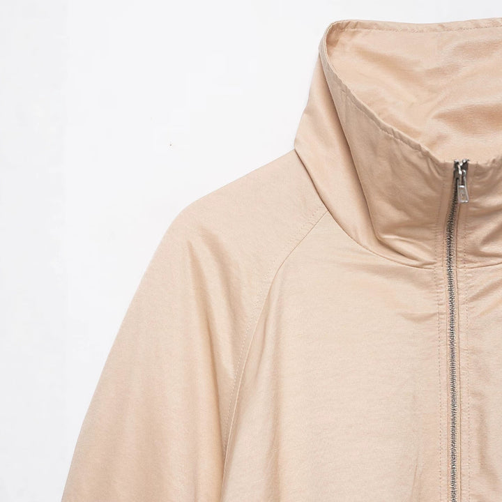 Dam Kort Satin-Finish Cape Blouson med Wide Raglan Ärmar och Hög Stå Krage
