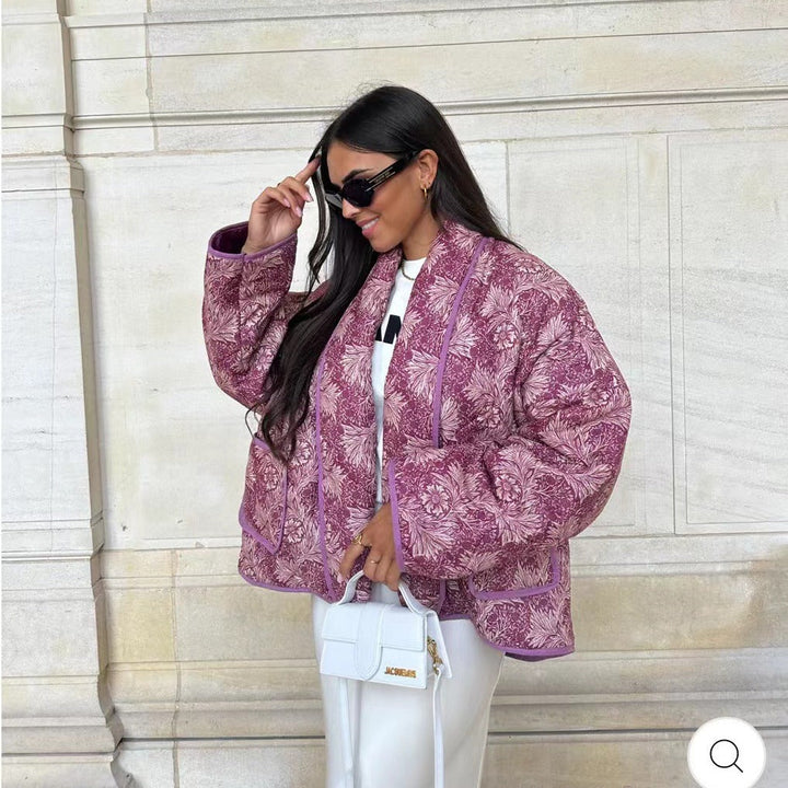 Dam kort skuren kviltad jacka in vintage blommig mönster med shawl krage och kontrasterande piping