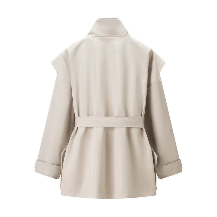 Dam kort trenchcoat med cape shoulder, hög ståkrage och bälte