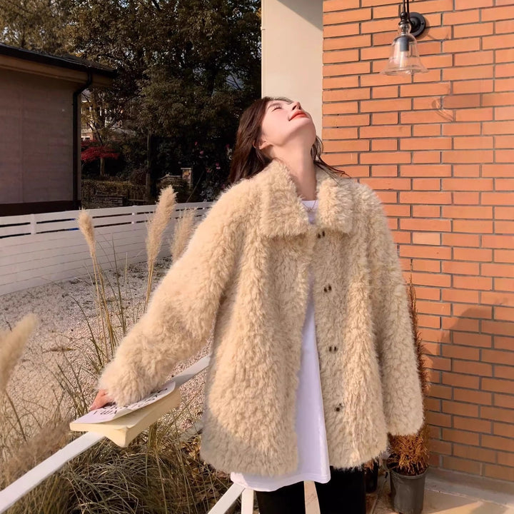 Dam kort kappa gjord teddy fleece med oversize skärning, ståkrage, och utanpåfickor