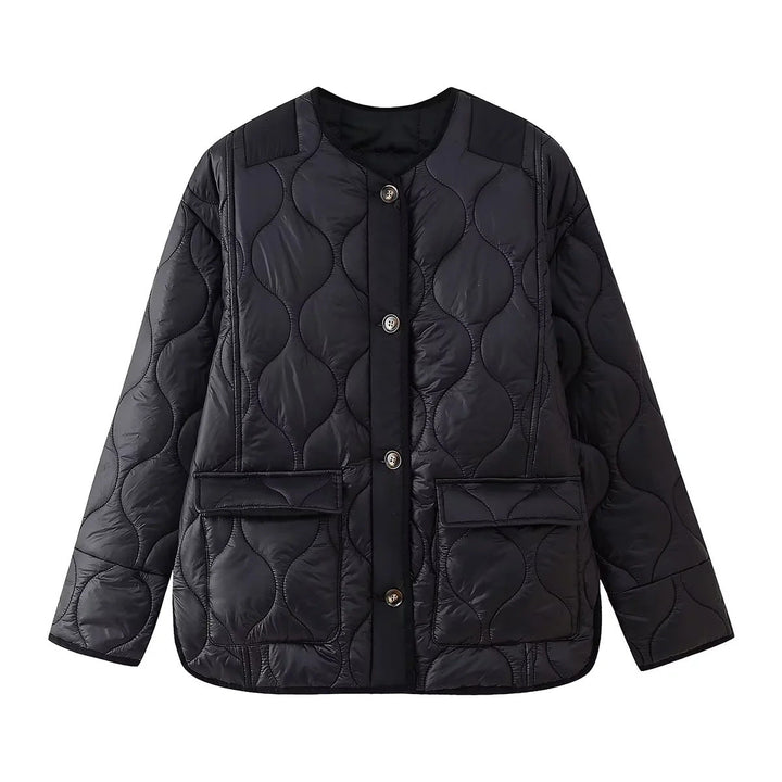 Dam light quiltad övergångsjacka med organic wave quiltning, rund hals, dropped axlar, och flap fickor