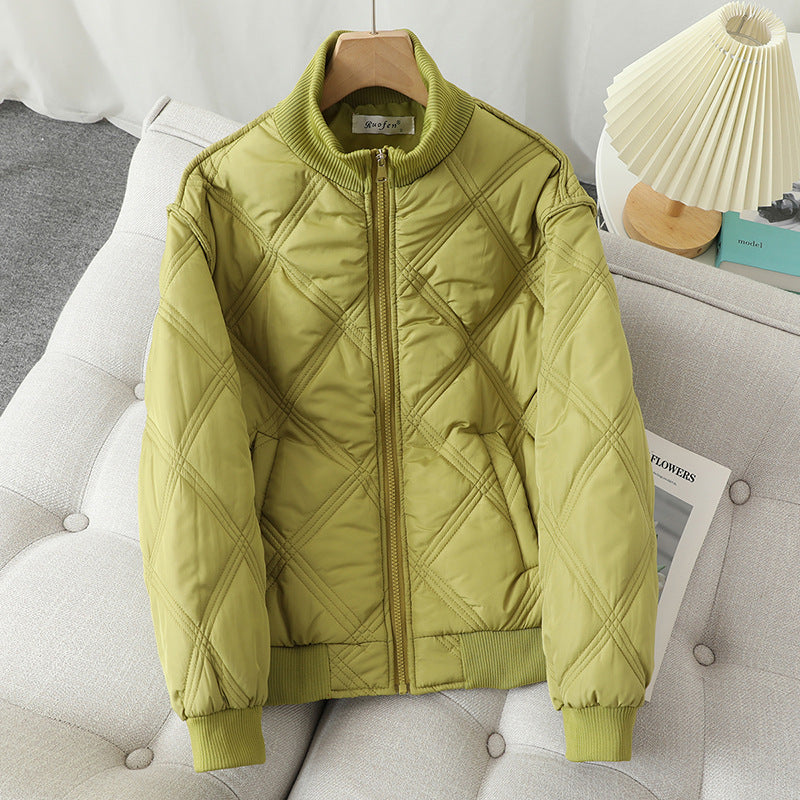 Dam lightly vadderad quiltad jacka med diamond-shaped quiltning, high ribbed krage, och concealed dragkedja