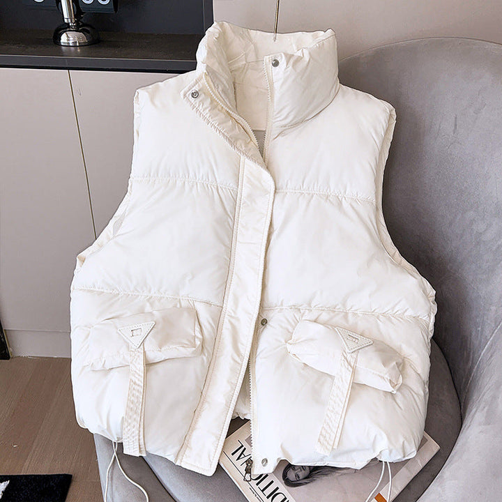 Dam compact thermo puffer väst med high ståkrage, concealed front placket, och stor utility flap fickor