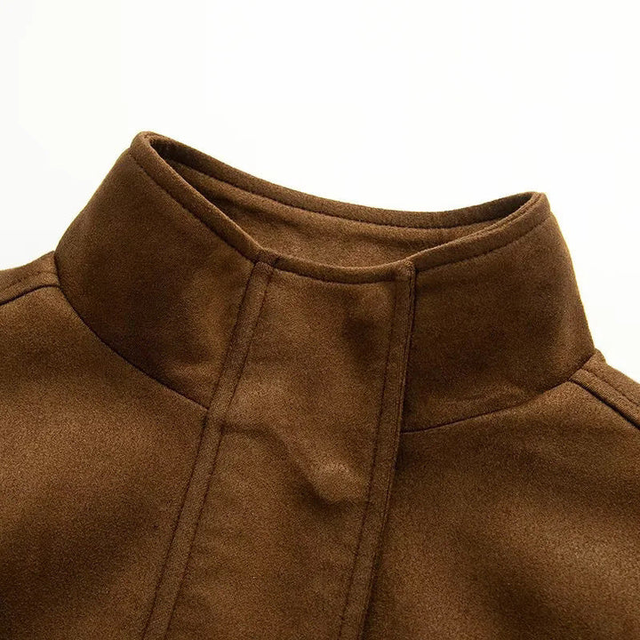 Dam avslappnad kort jacka med ståkrage, flap fickor och elastisk fåll