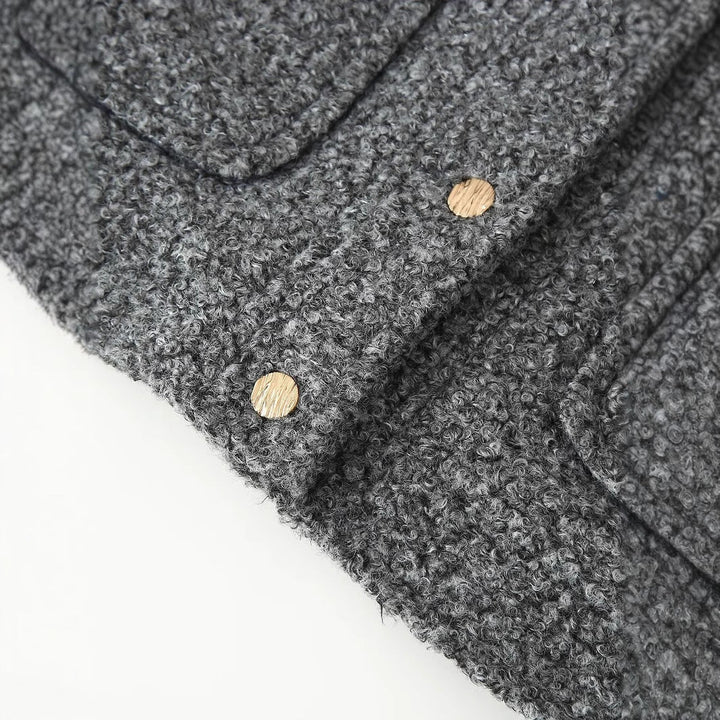Dam kort-skärning bouclé jacka med clean crew neck, patch framfickor, och subtle metal knappar