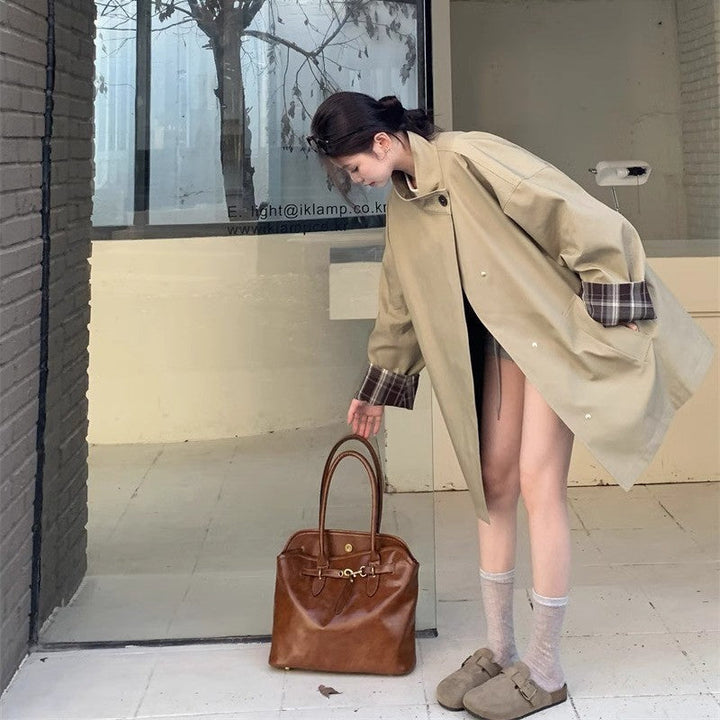 Dam kort trench med ståkrage, dold Snap Placket och Checked ärm Trim