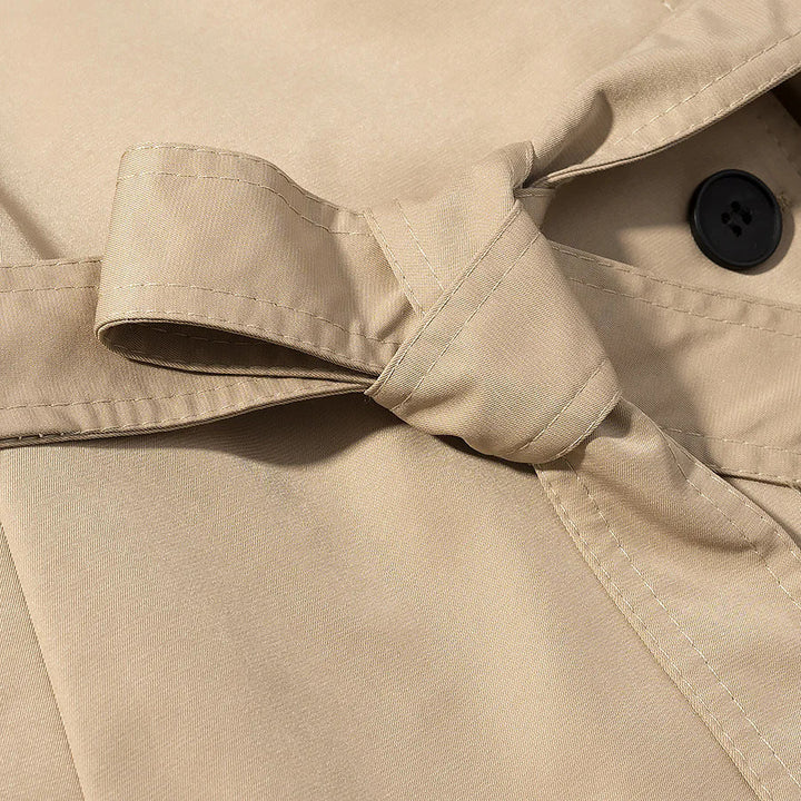Dam kort utility trenchcoat med ståkrage, double-layered knäppning, axel flaps, och figurnära tie bälte