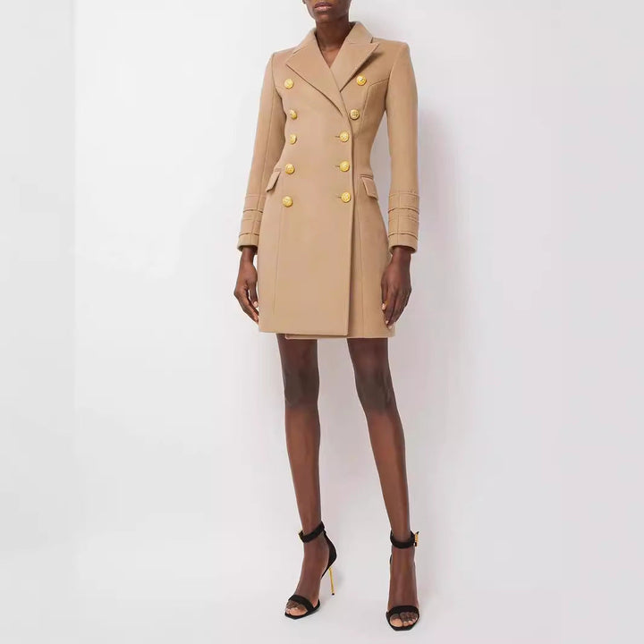 Dam kort kappa in blazer dress stil med structured waistline och golden dekorativ knappar