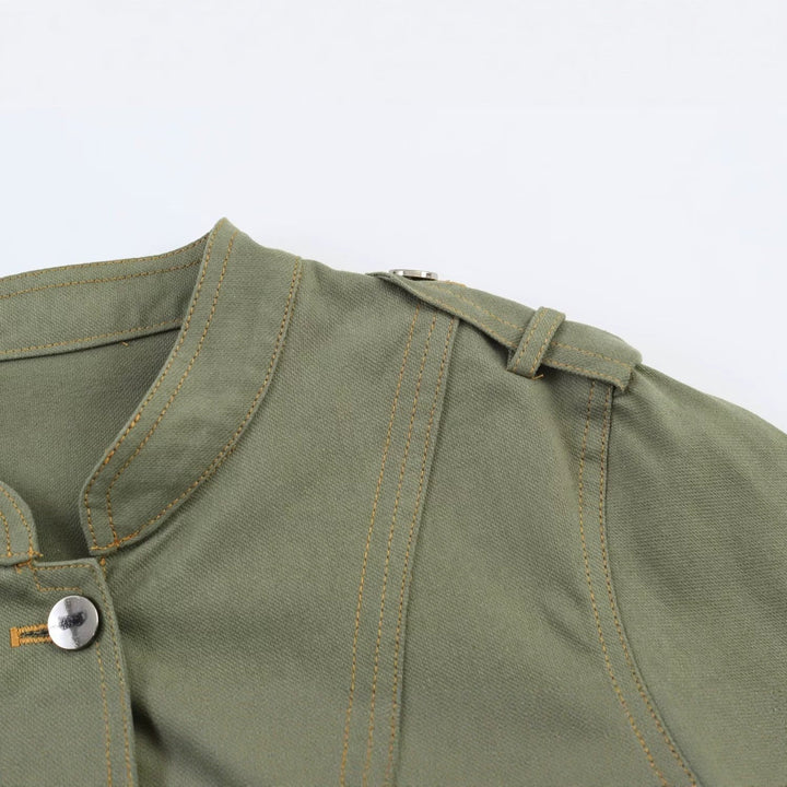 Dam kort jacka in utility stil med ståkrage och shoulder straps