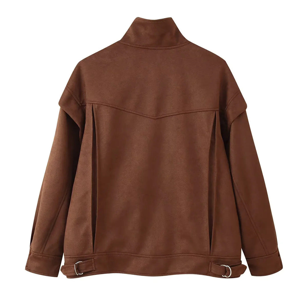 Dam Utility jacka tillverkad av faux mocka med ståkrage, påsydda fickor, och adjustable cuffs