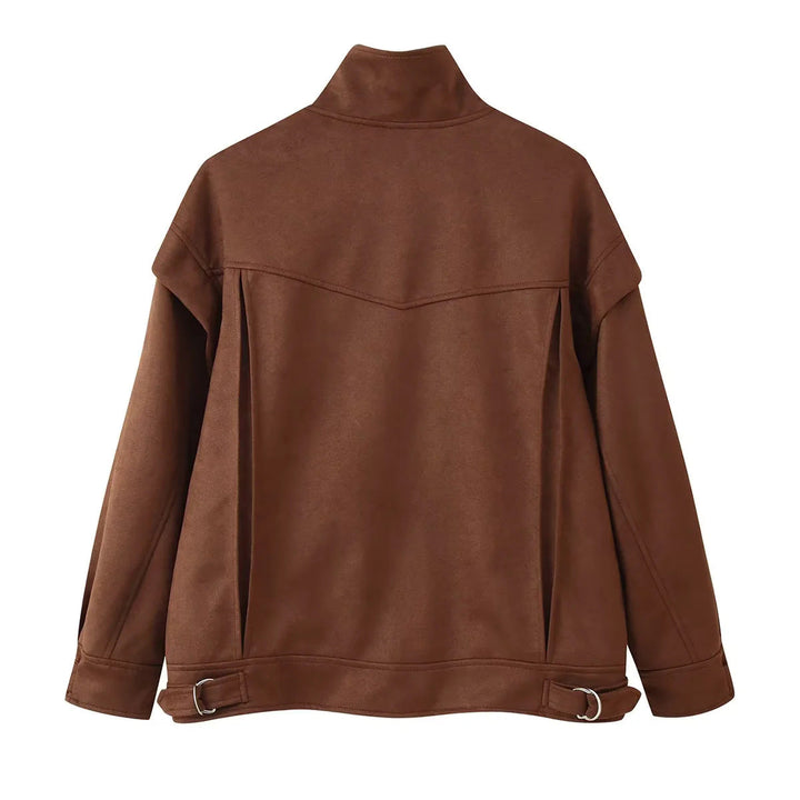 Dam Utility jacka tillverkad av faux mocka med ståkrage, påsydda fickor, och adjustable cuffs