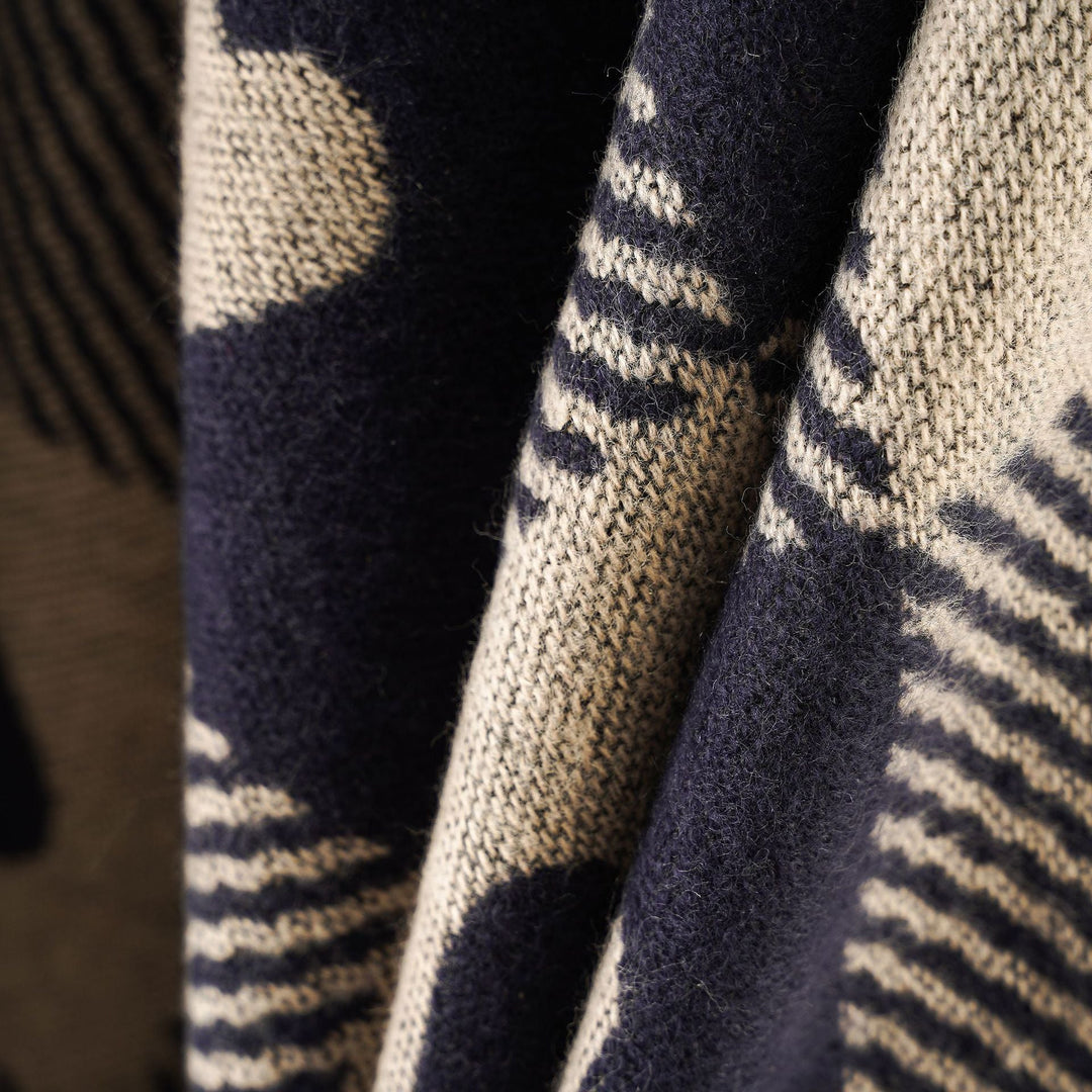 Dam capeponcho tillverkad av jacquard stickad med heart alla-över och öppen front