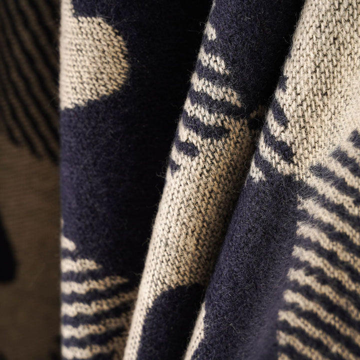 Dam capeponcho tillverkad av jacquard stickad med heart alla-över och öppen front