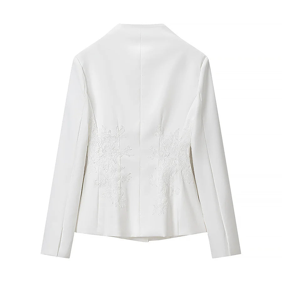Dam figursydd kort jacka med ståkrage och floral tone-på-tone embroidery