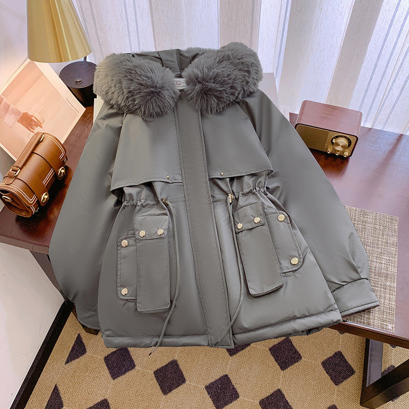 Dam mysig utility kort parka med extra voluminous fuskpälskrage, cargo outer fickor och figursydd drawstring