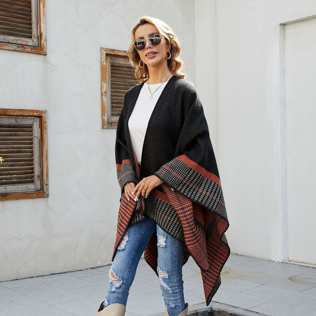 Dam Oversize capeponcho tillverkad av ullblandning med boxy fall och fine border structure
