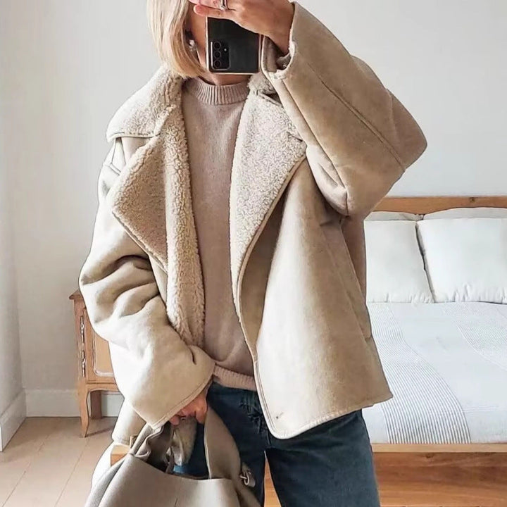 Dam kort jacka in lamb fur look med shawl krage och sido utanpåfickor