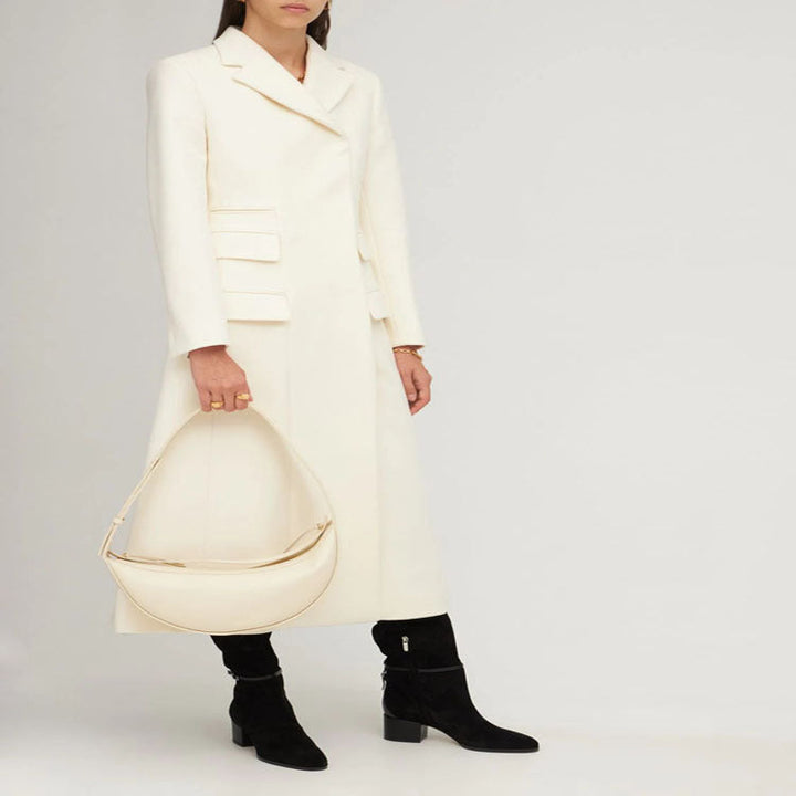 Dam lång kappa in a minimalistisk blazer stil med dold knappslå och triple flap ficka