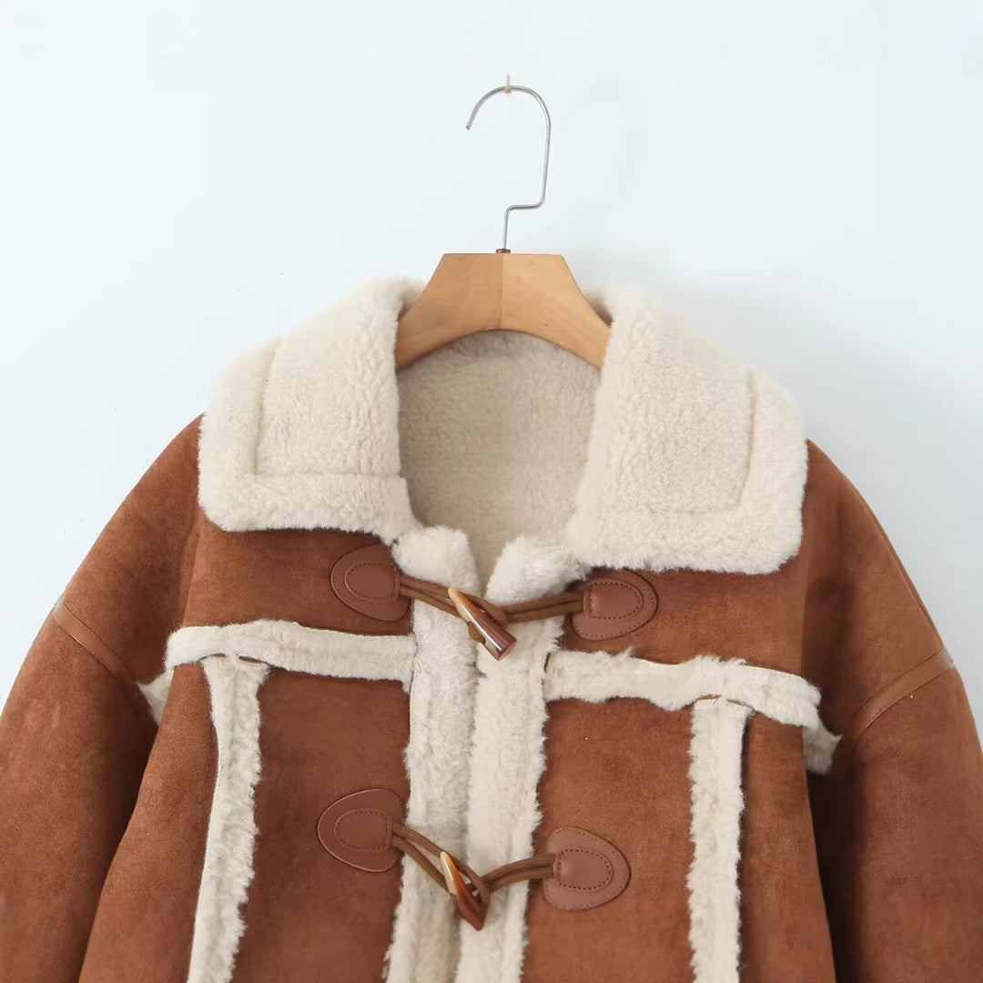 Dam Kort Shearling Look Lambskin Jacka med Toggle Stängning och Contrast Kant