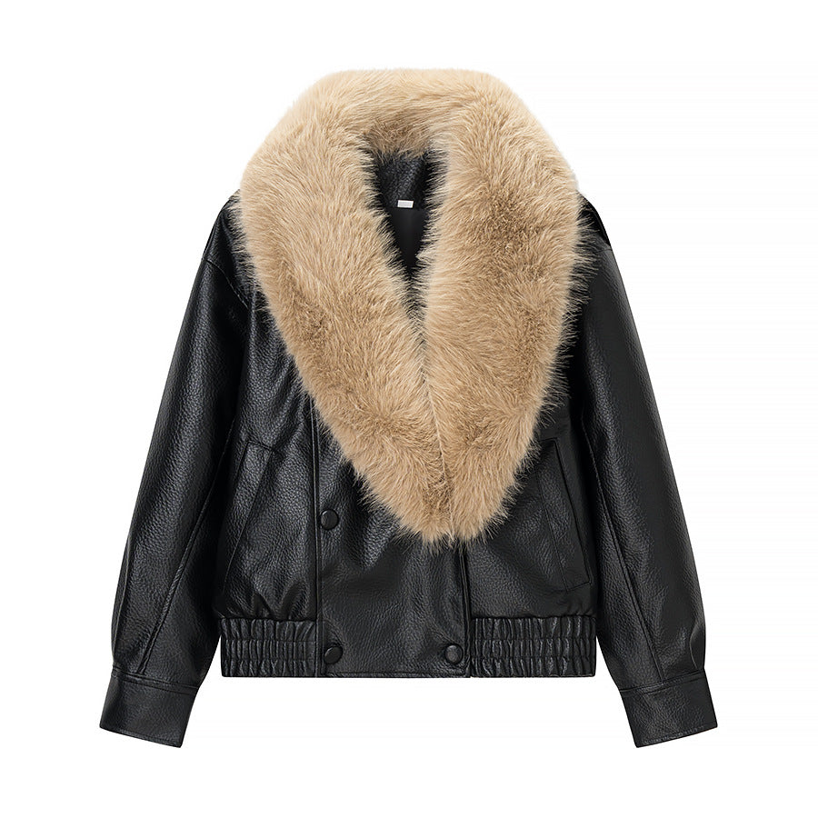 Dam kort aviator-stil jacka in läderlook med extra-stor faux fur krage och metallic dragkedja