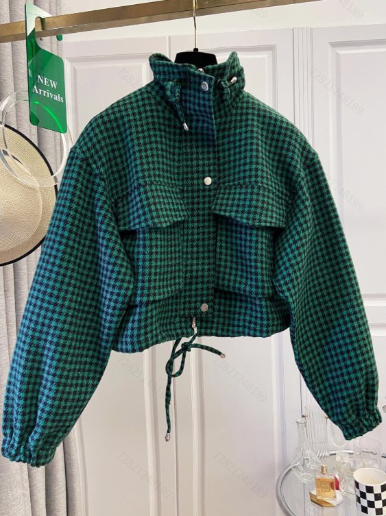 Dam rutig kort jacka med Stand krage, dragsko och Elastic muddar