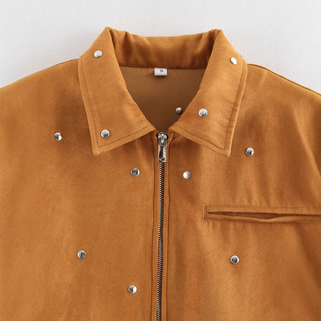 Dam kort studded jacka tillverkad av mocka imitation med en full-length dragkedja och chest pocket