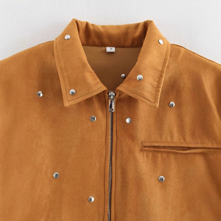 Dam kort studded jacka tillverkad av mocka imitation med en full-length dragkedja och chest pocket