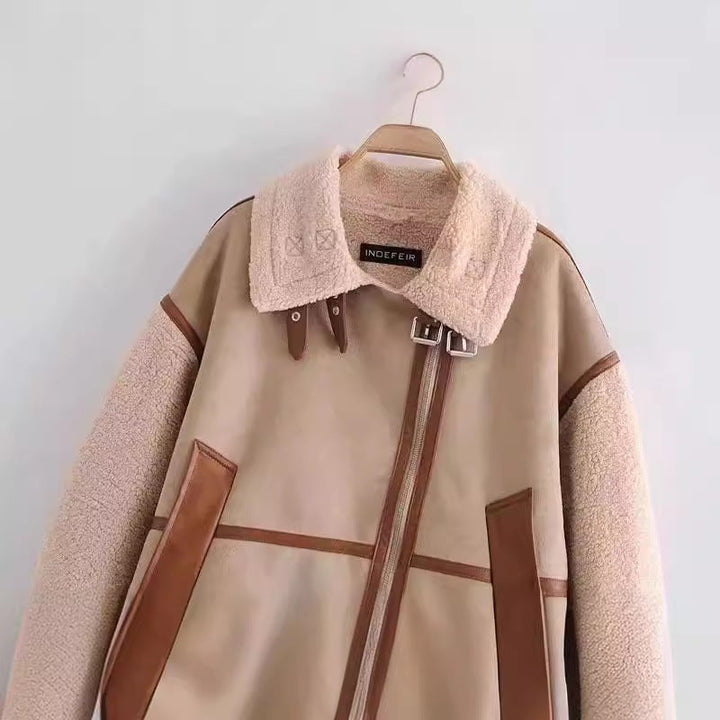 Dam kort jacka in aviator stil med teddyfoder, konstläder trim och asymmetrisk dragkedja